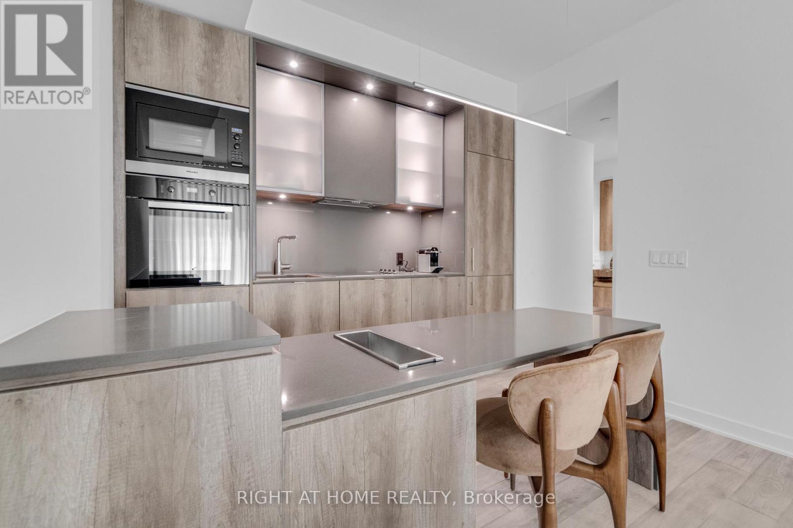 #2113 11 YORKVILLE AVENUE - 14