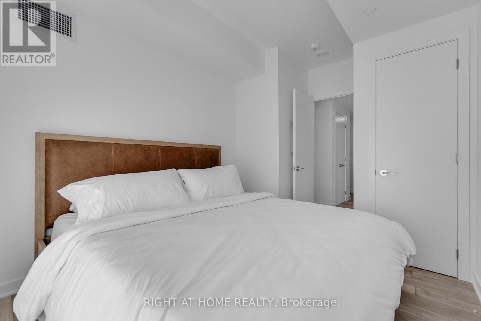 #2113 11 YORKVILLE AVENUE - 18