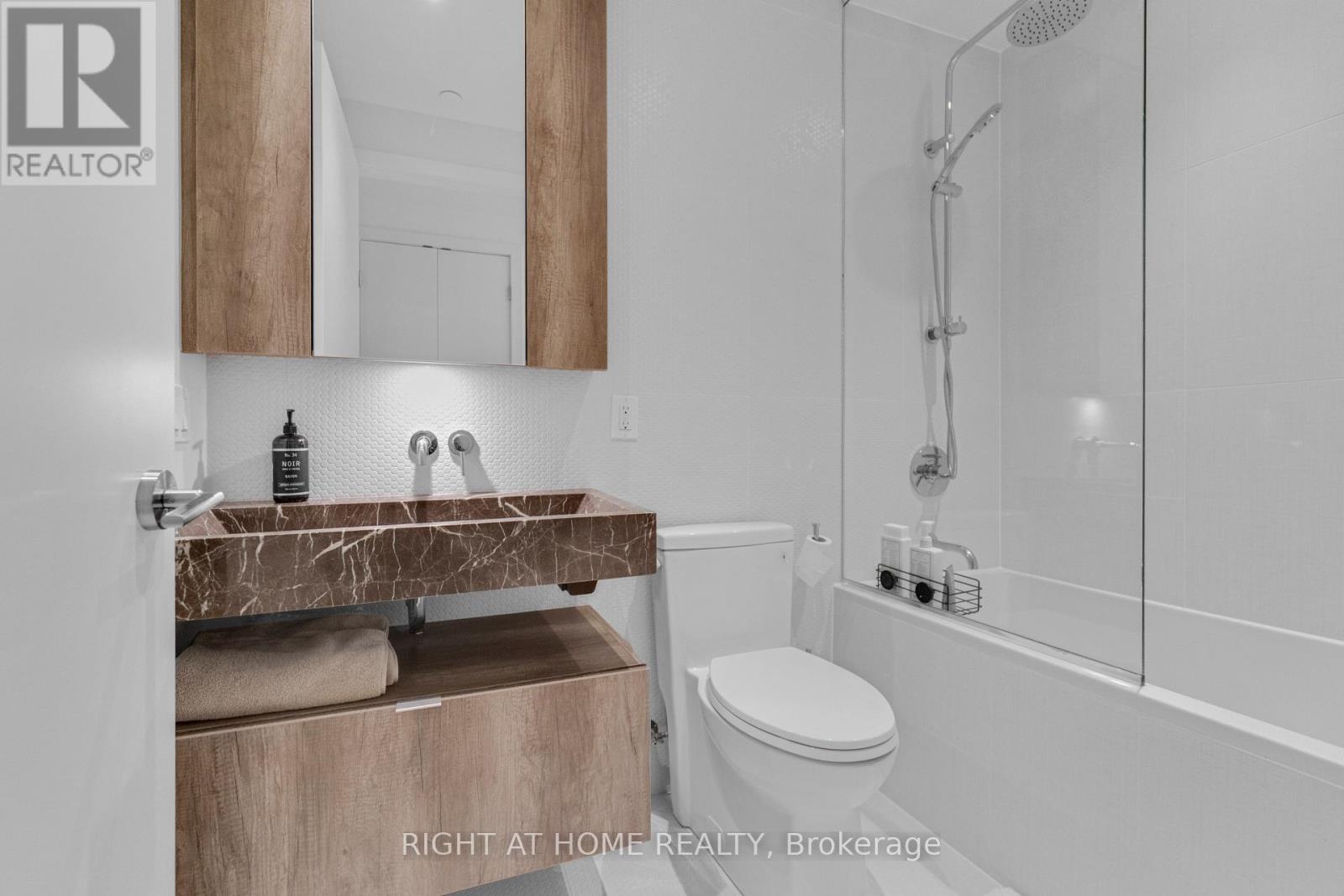 #2113 11 YORKVILLE AVENUE - 20