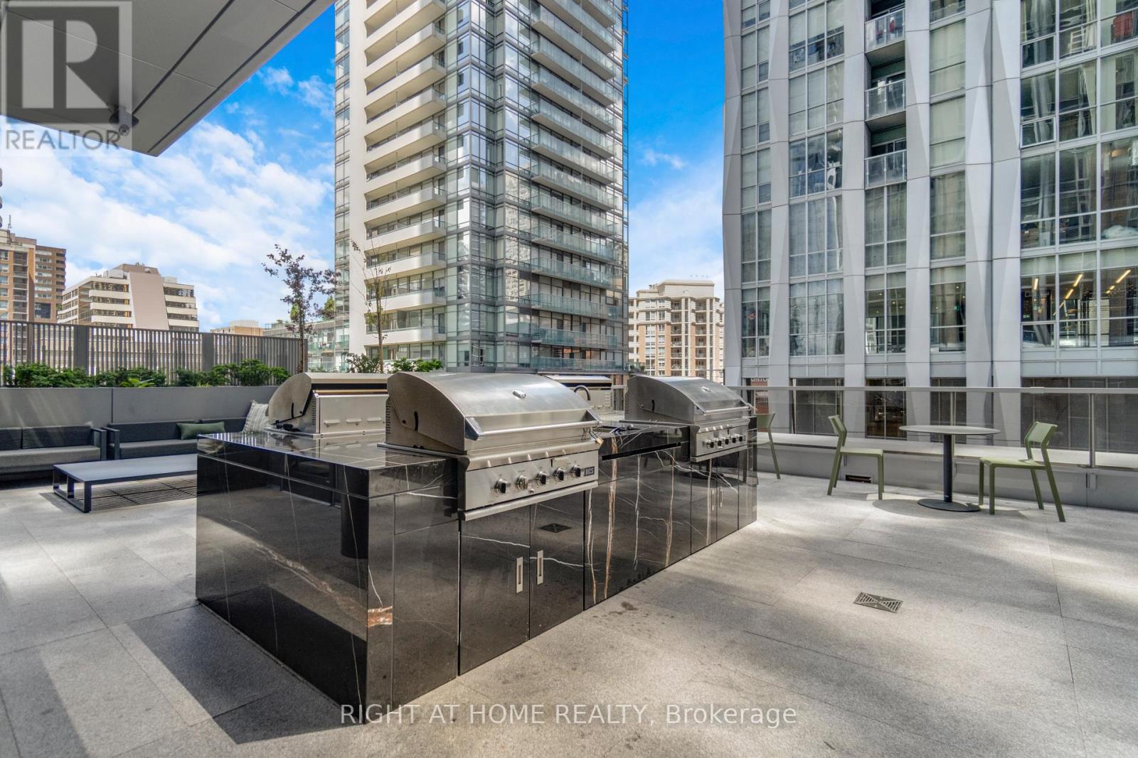 #2113 11 YORKVILLE AVENUE - 26