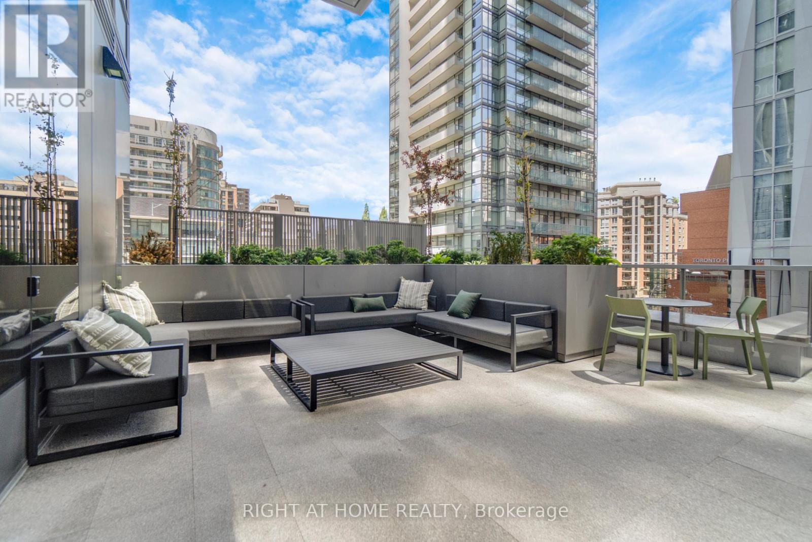 #2113 11 YORKVILLE AVENUE - 27