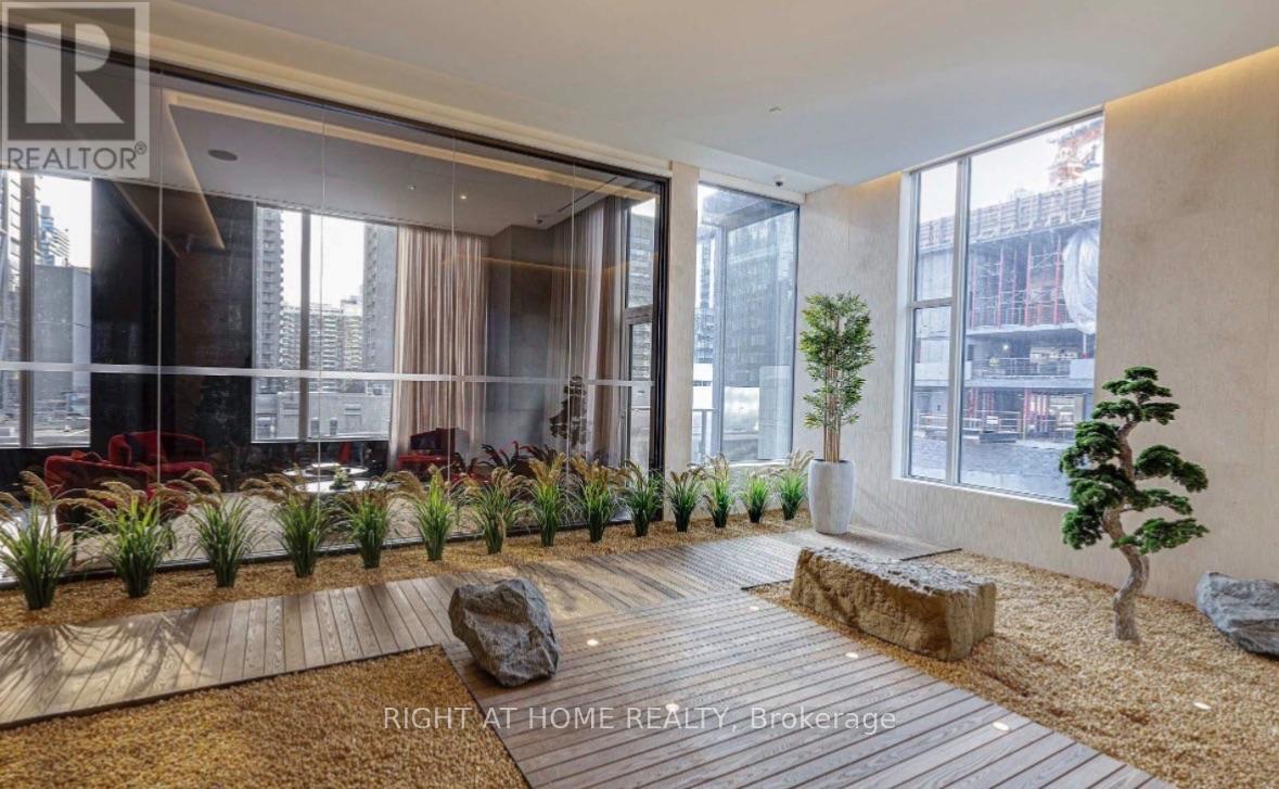 #2113 11 YORKVILLE AVENUE - 35