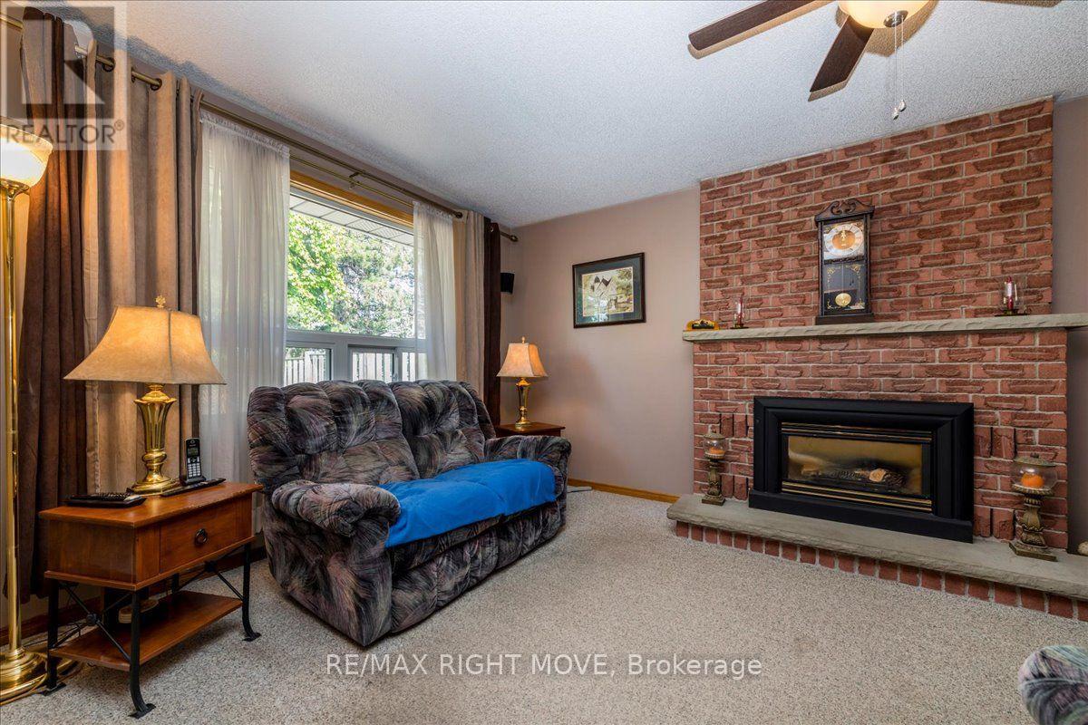 55 LAURENTIAN LANE - 12