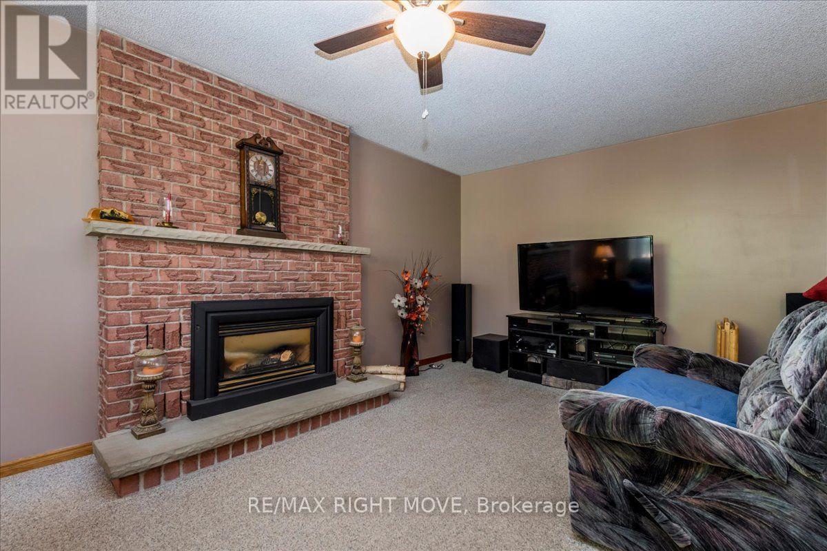55 LAURENTIAN LANE - 13