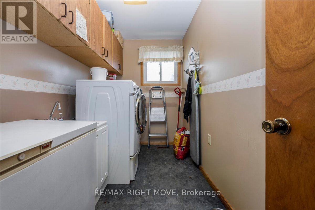55 LAURENTIAN LANE - 15