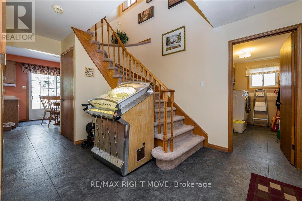 55 LAURENTIAN LANE - 16