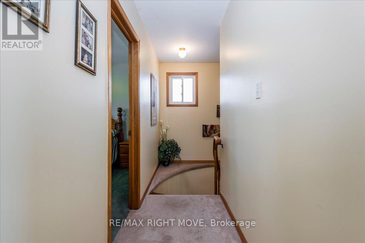 55 LAURENTIAN LANE - 17
