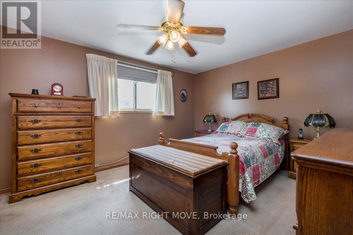 55 LAURENTIAN LANE - 18