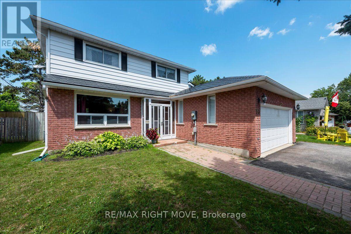 55 LAURENTIAN LANE - 2