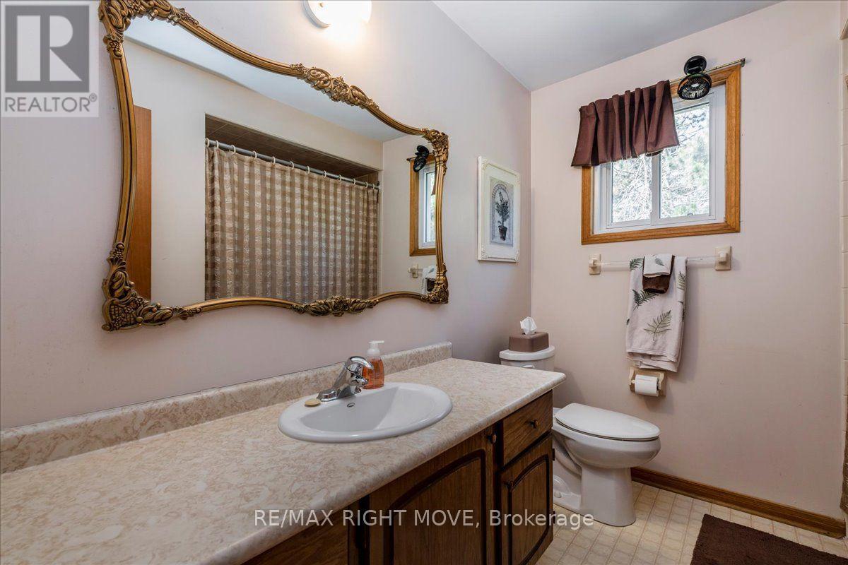 55 LAURENTIAN LANE - 21
