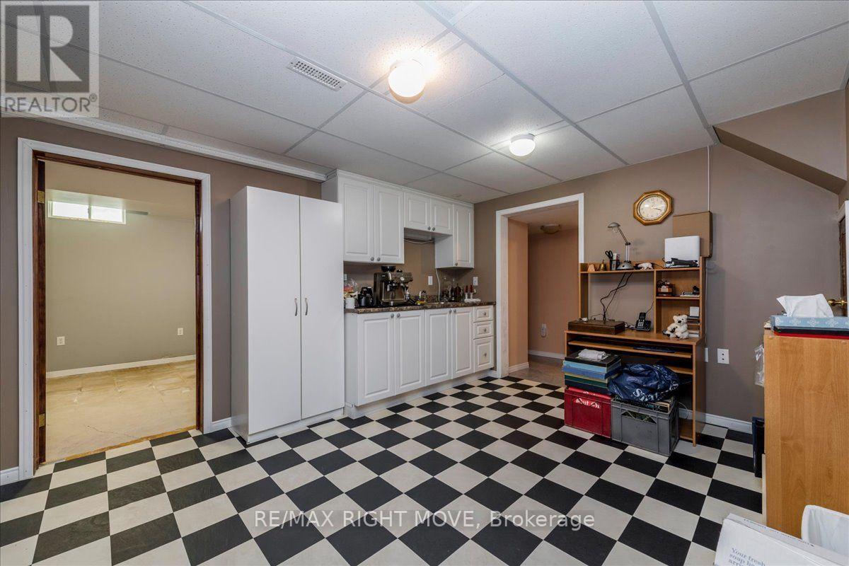 55 LAURENTIAN LANE - 23