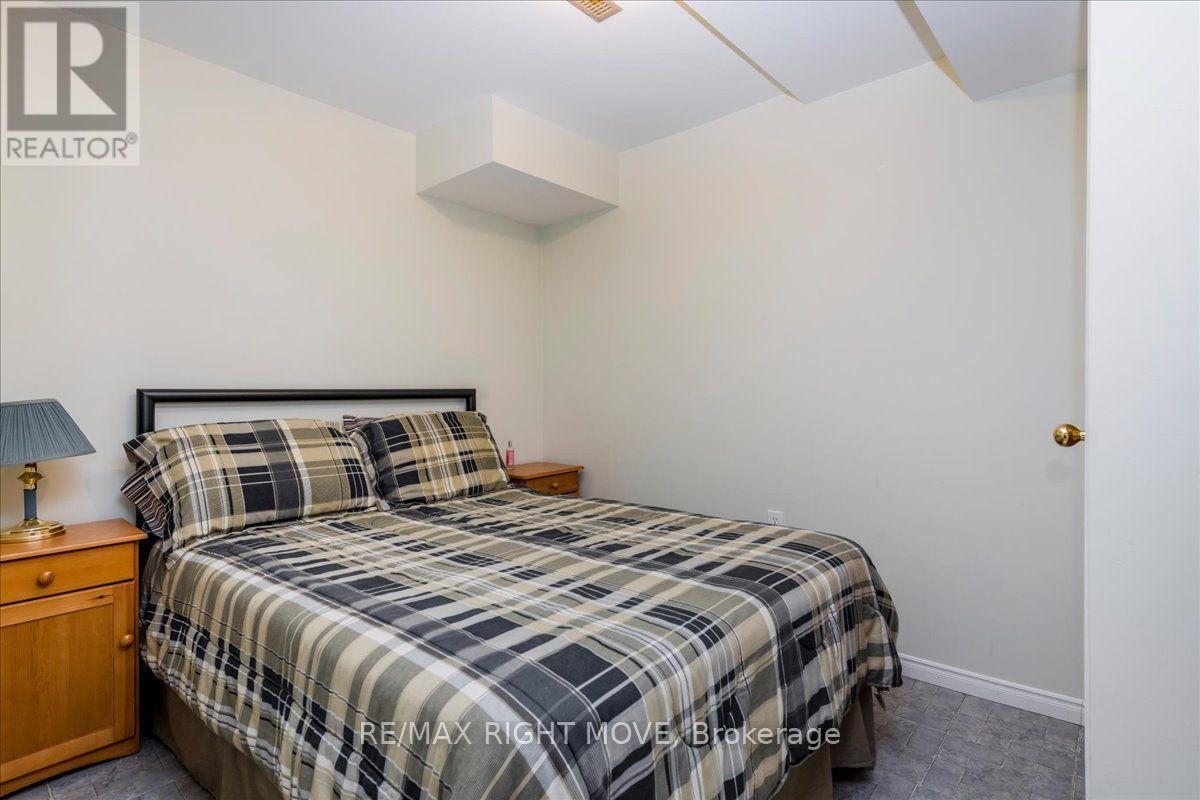 55 LAURENTIAN LANE - 24