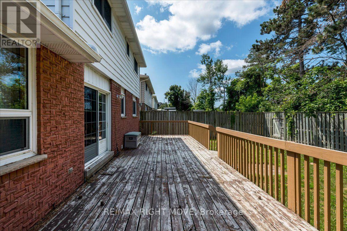 55 LAURENTIAN LANE - 28