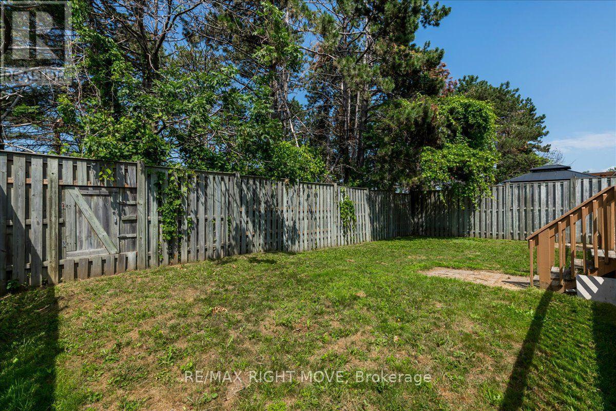 55 LAURENTIAN LANE - 32