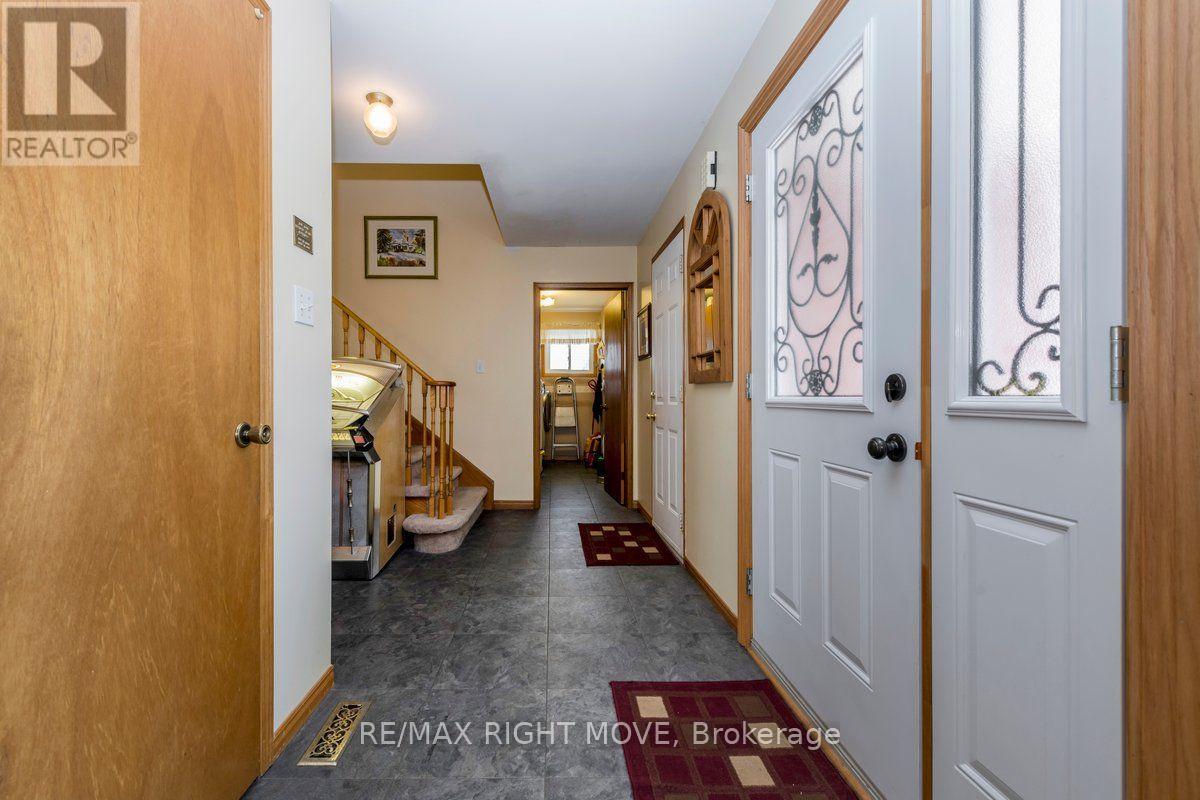 55 LAURENTIAN LANE - 33