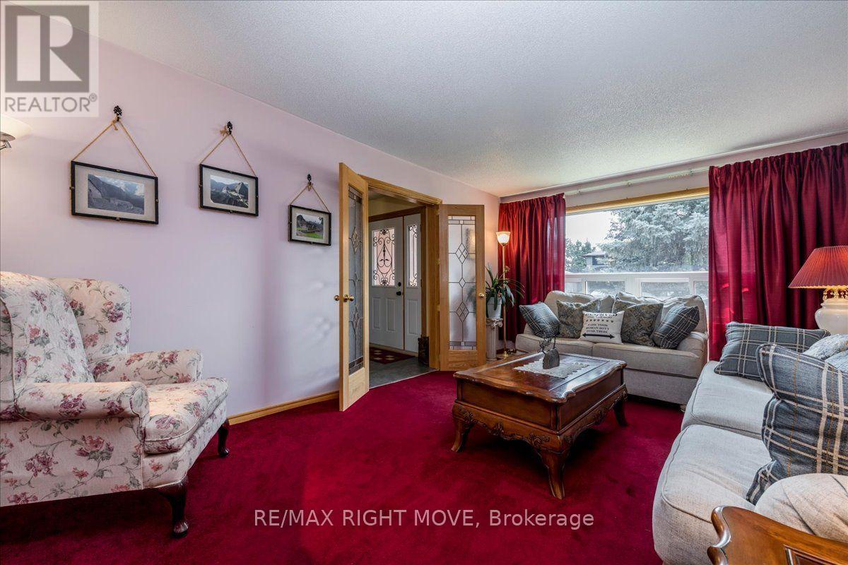 55 LAURENTIAN LANE - 4