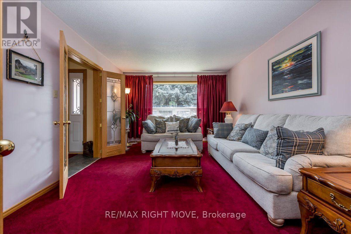 55 LAURENTIAN LANE - 5