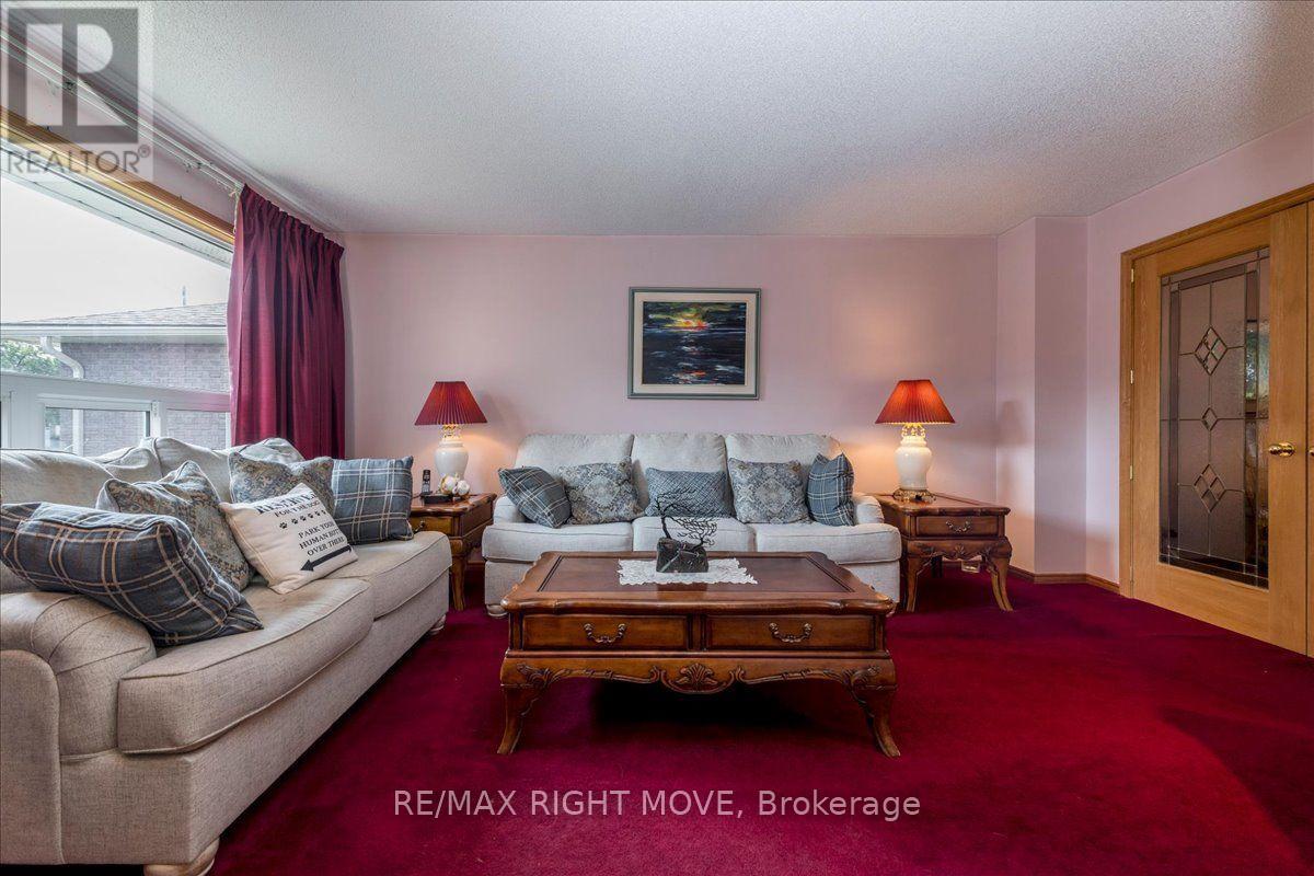 55 LAURENTIAN LANE - 6
