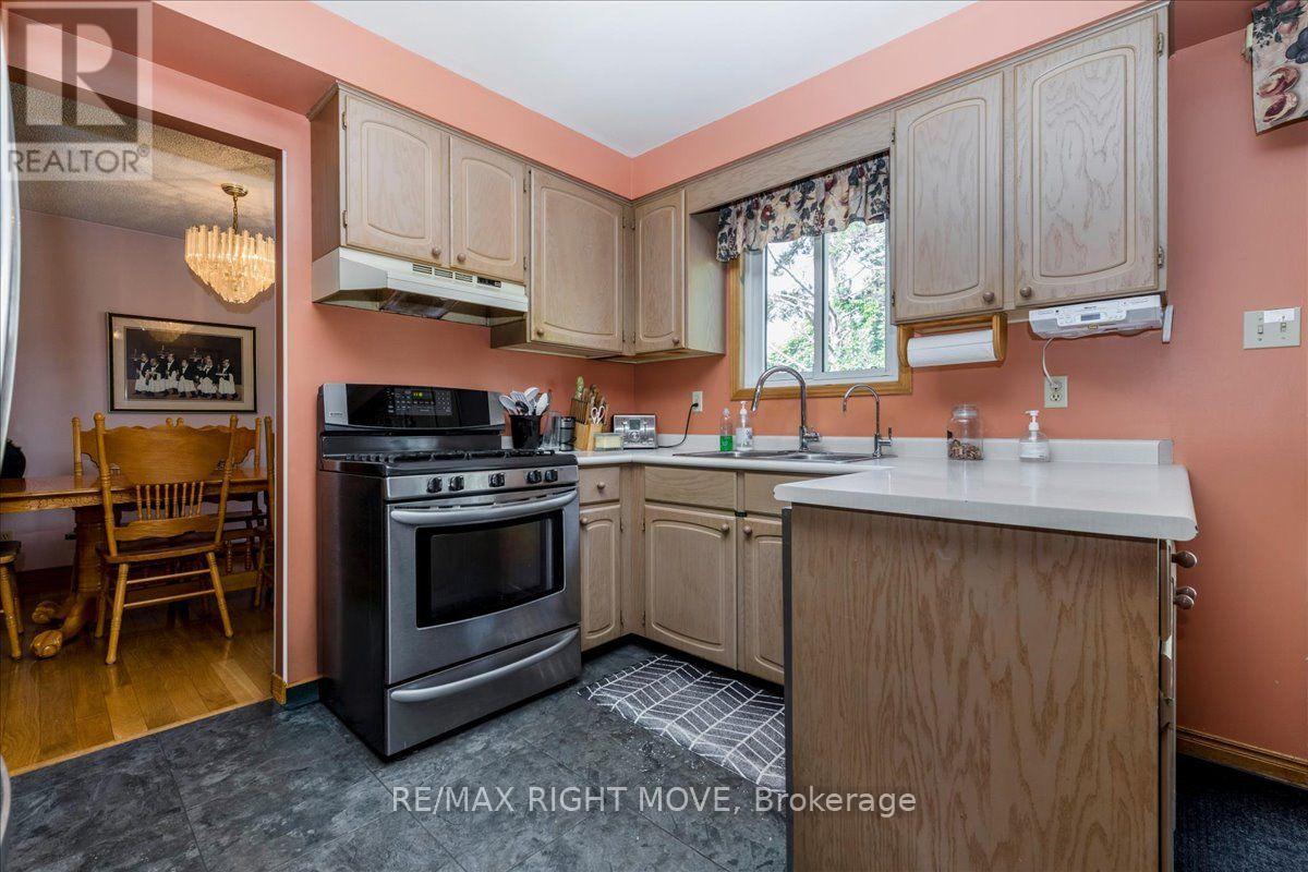 55 LAURENTIAN LANE - 8