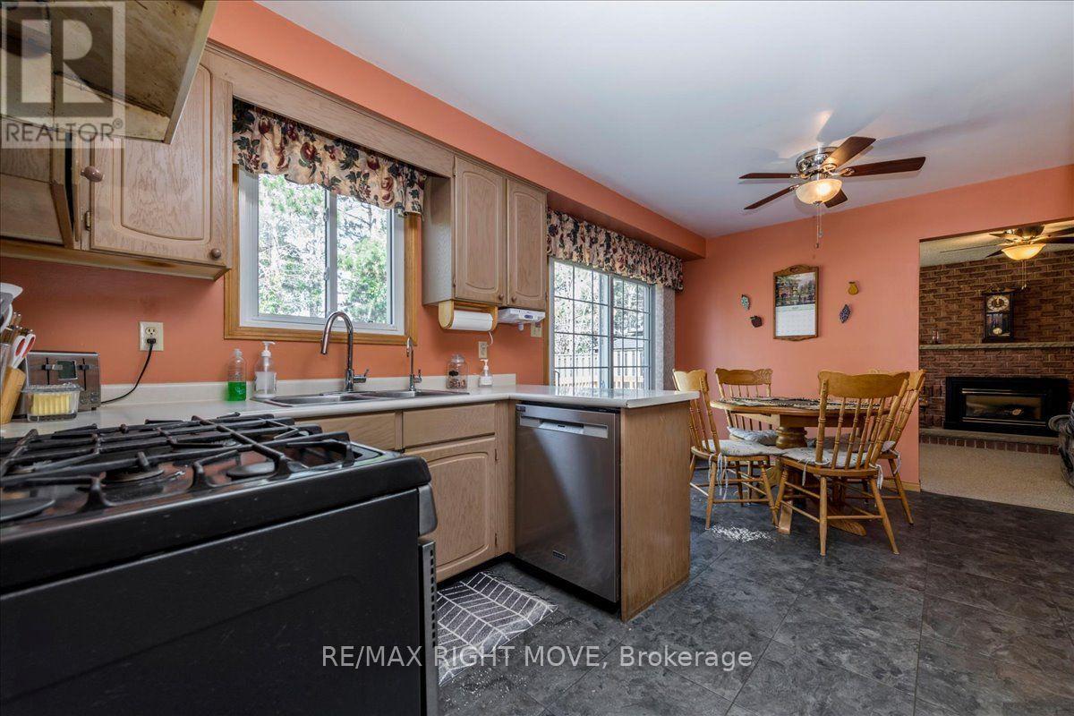 55 LAURENTIAN LANE - 9