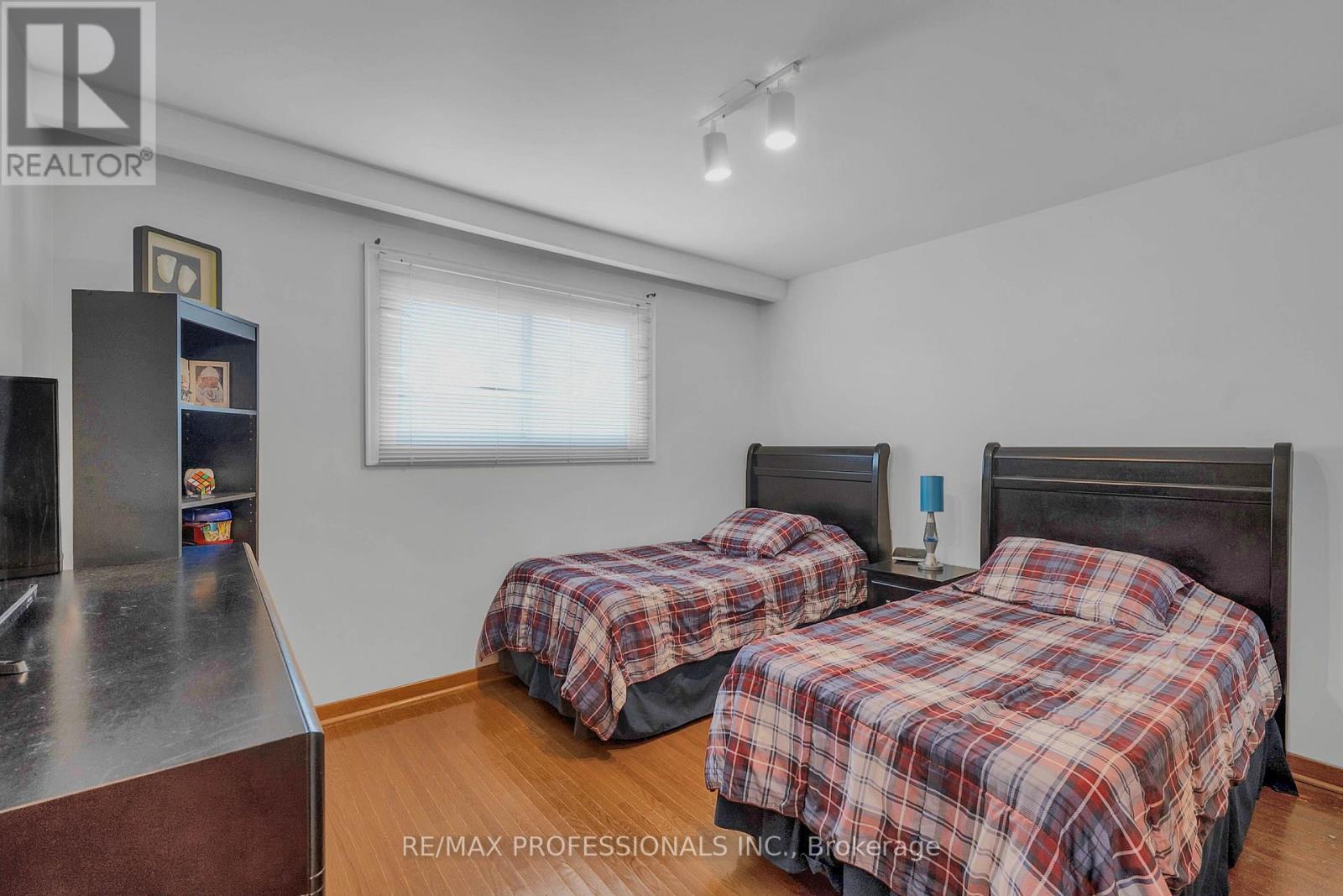 23 ANTHIA DRIVE - 18
