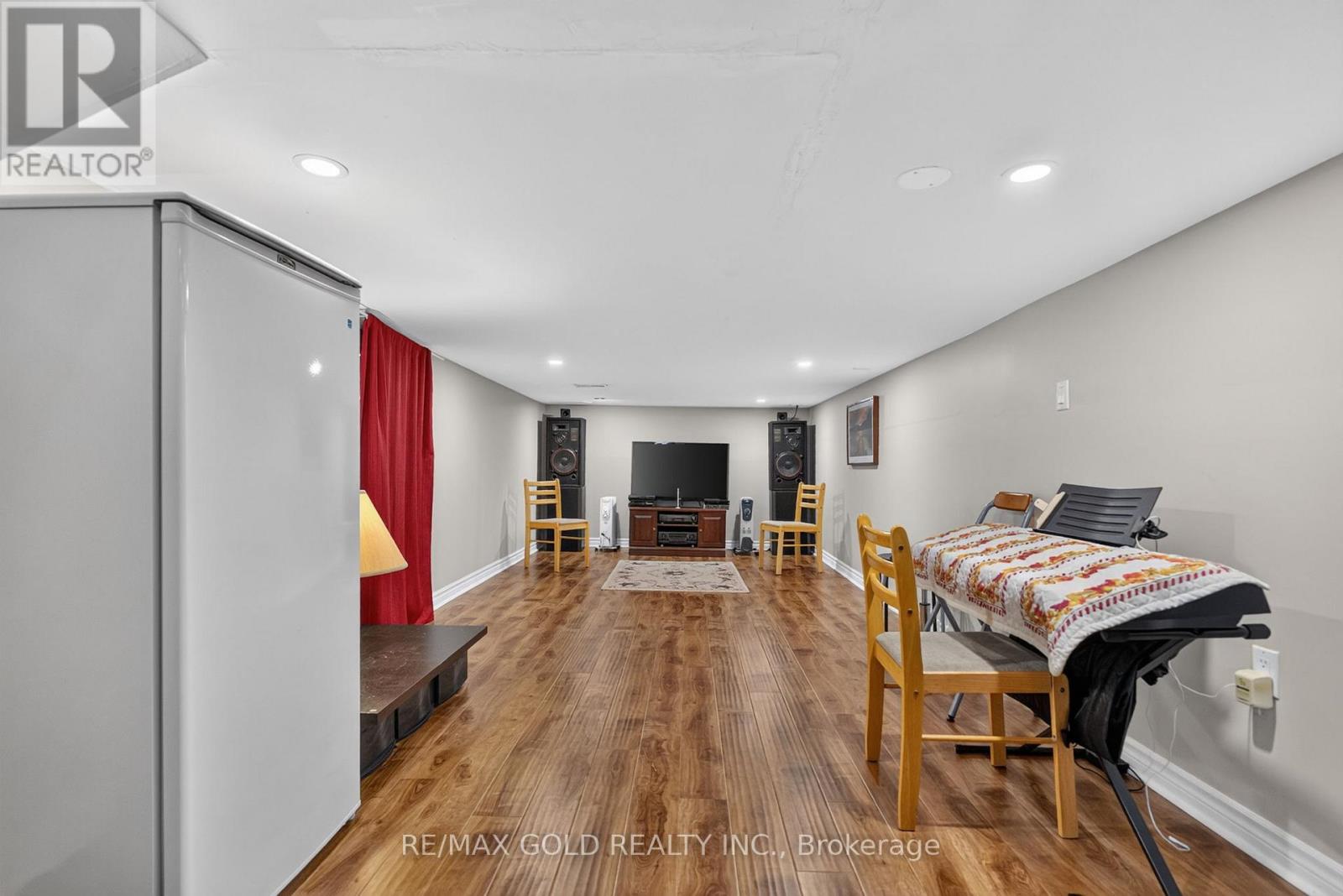 129 FOLKSTONE CRESCENT - 32