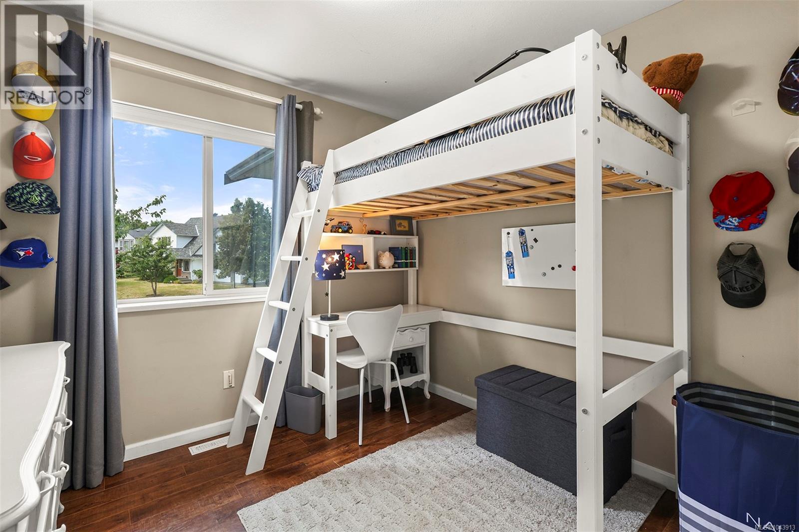 2221 HERON Cres - 10