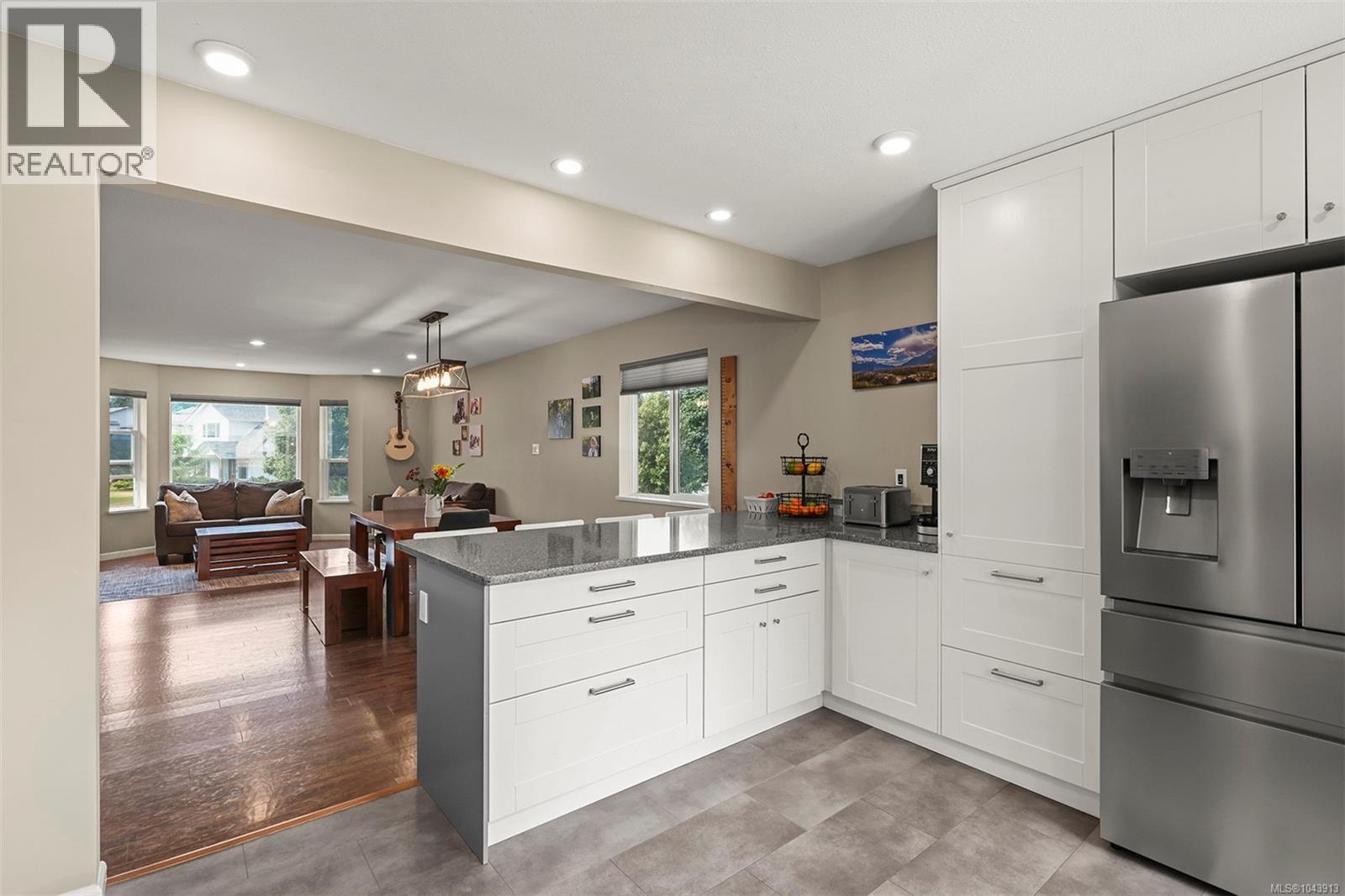 2221 HERON Cres - 5