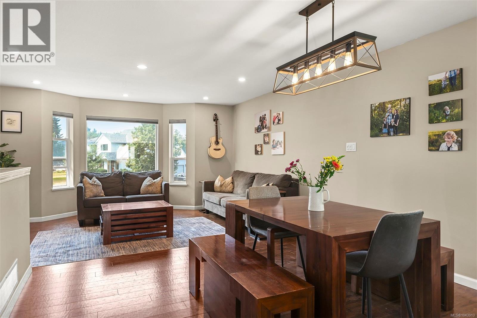 2221 HERON Cres - 3