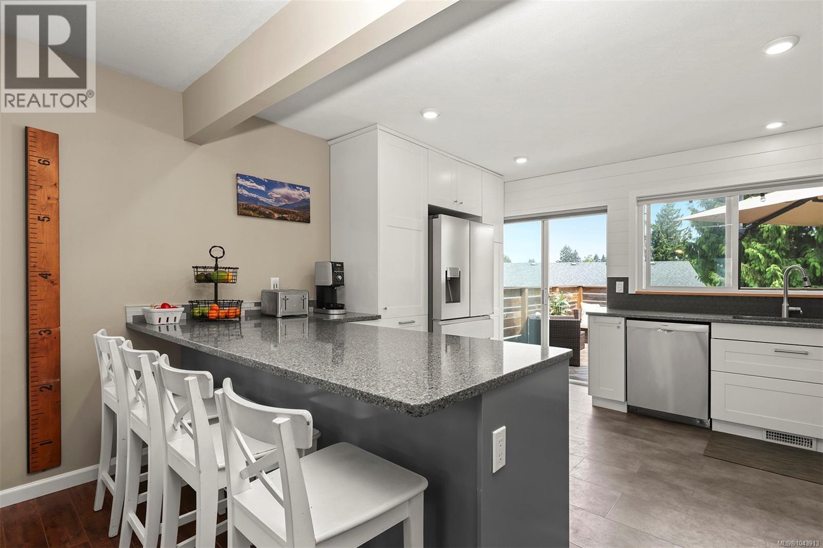 2221 HERON Cres - 32
