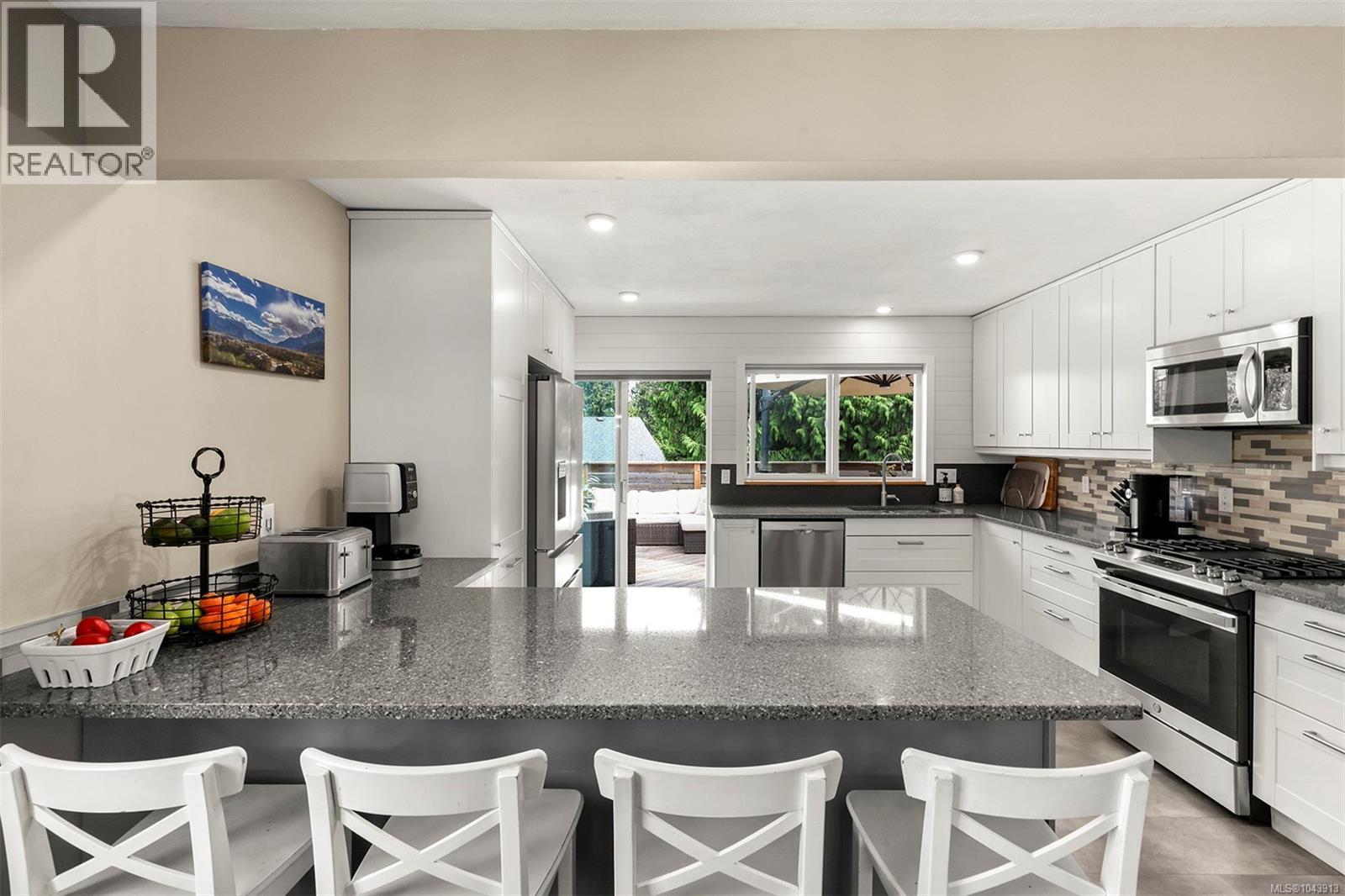 2221 HERON Cres - 4