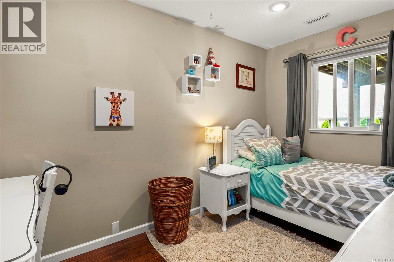 2221 HERON Cres - 22