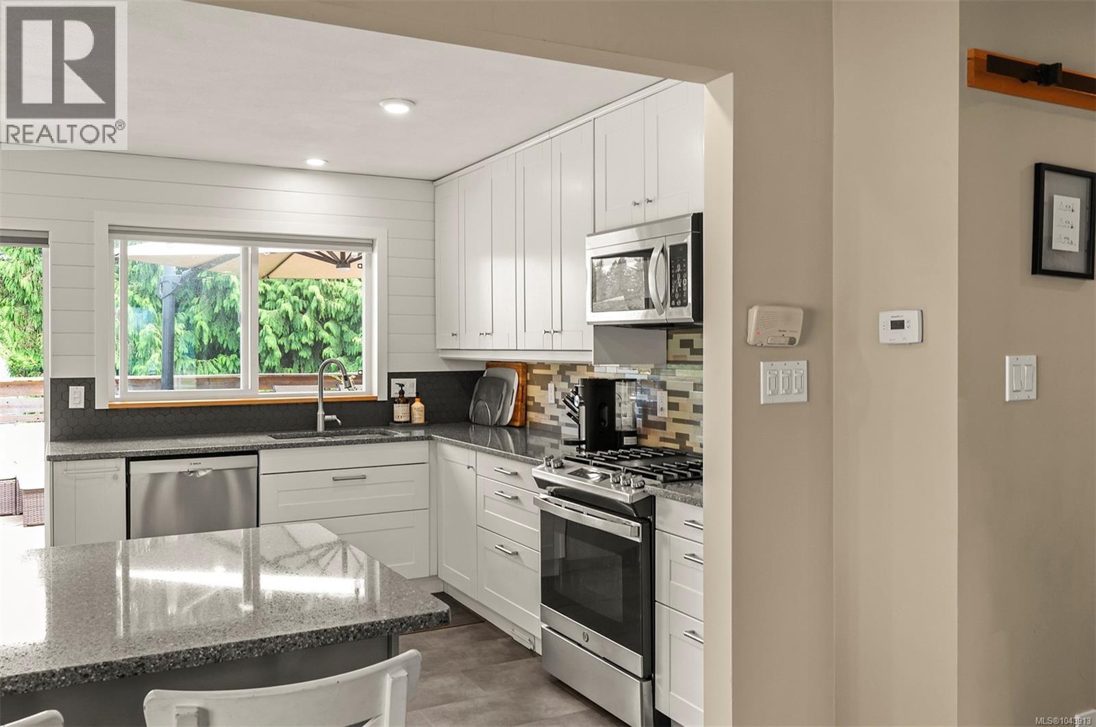 2221 HERON Cres - 34