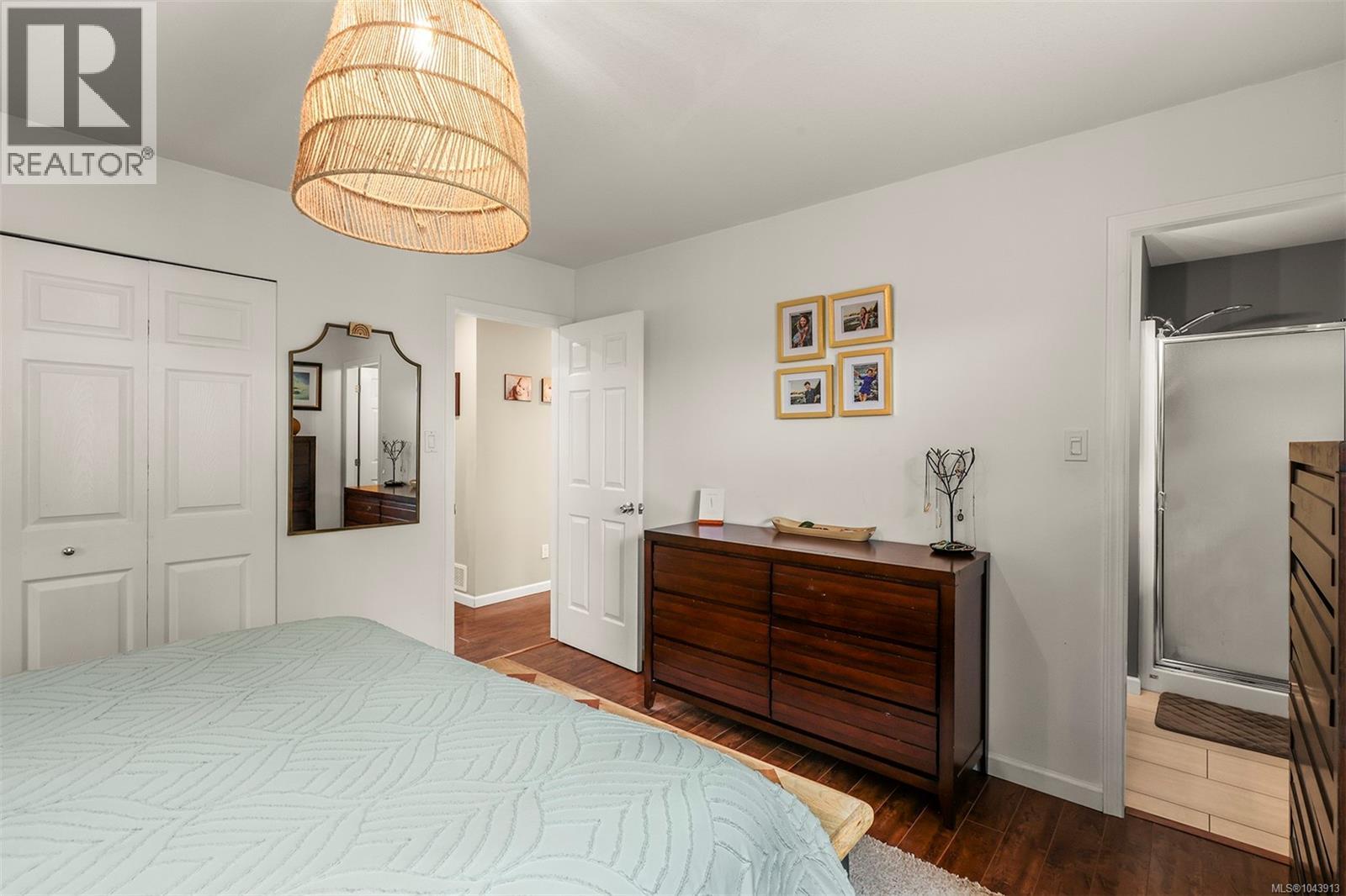 2221 HERON Cres - 35