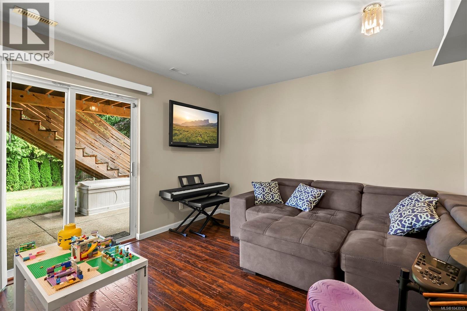 2221 HERON Cres - 27