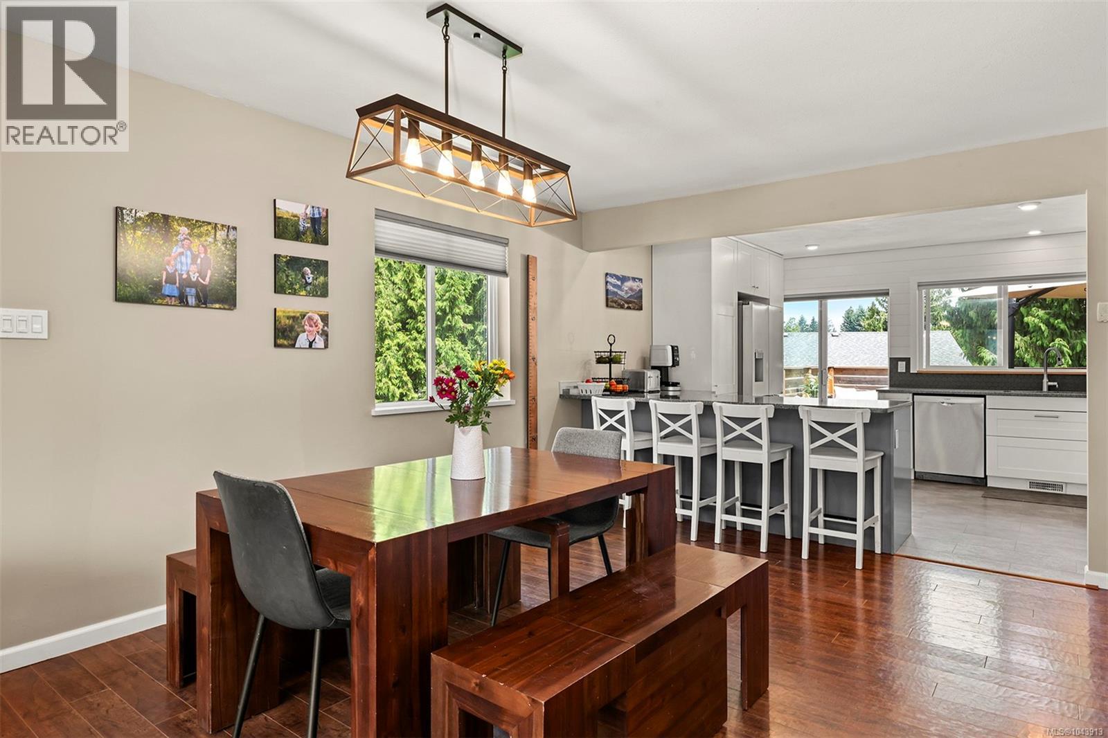 2221 HERON Cres - 30