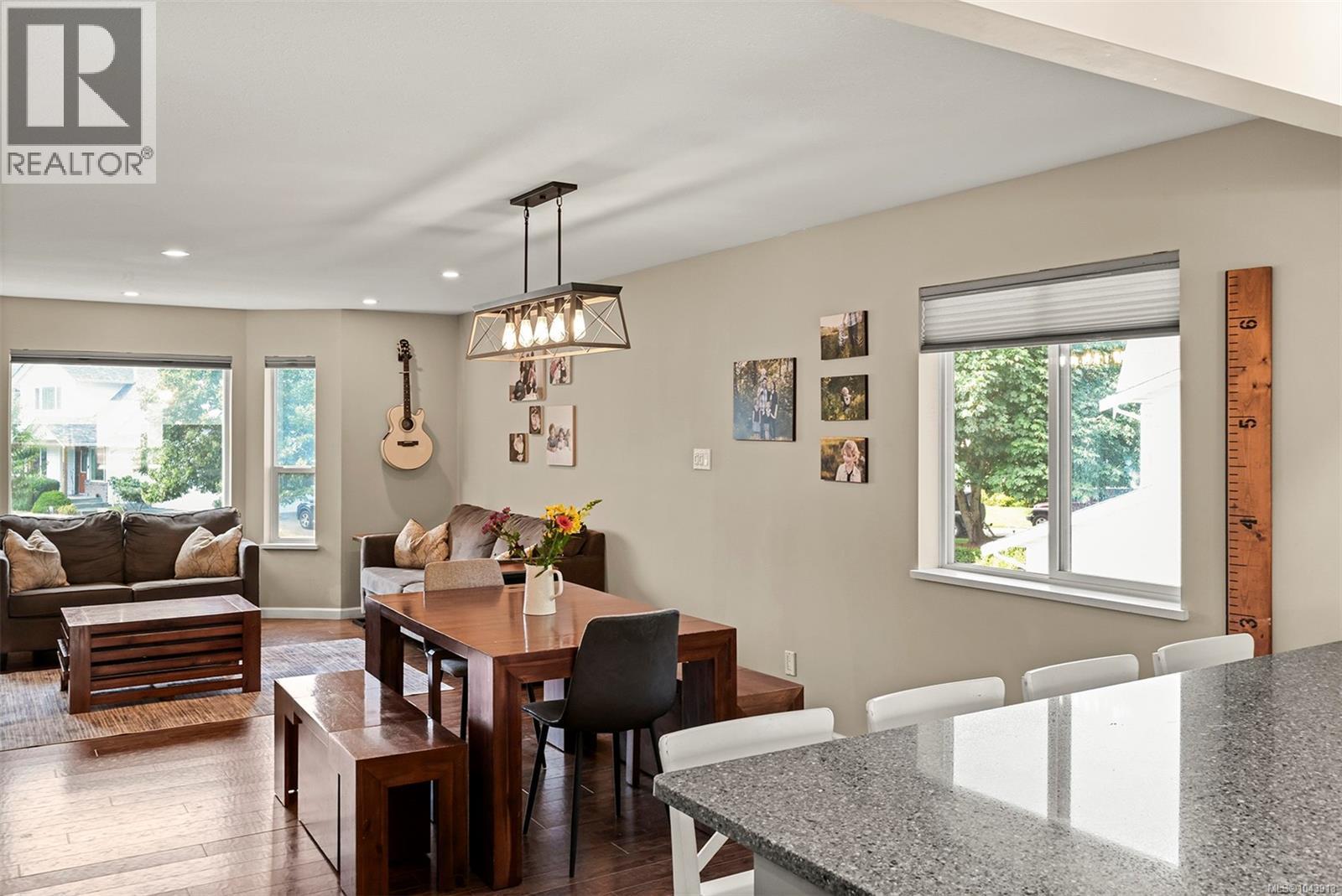 2221 HERON Cres - 33