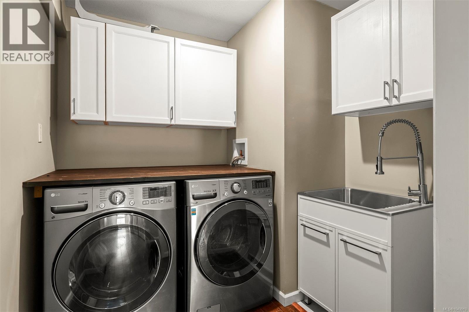 2221 HERON Cres - 24