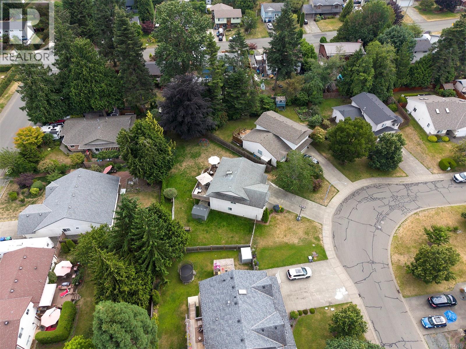 2221 HERON Cres - 46