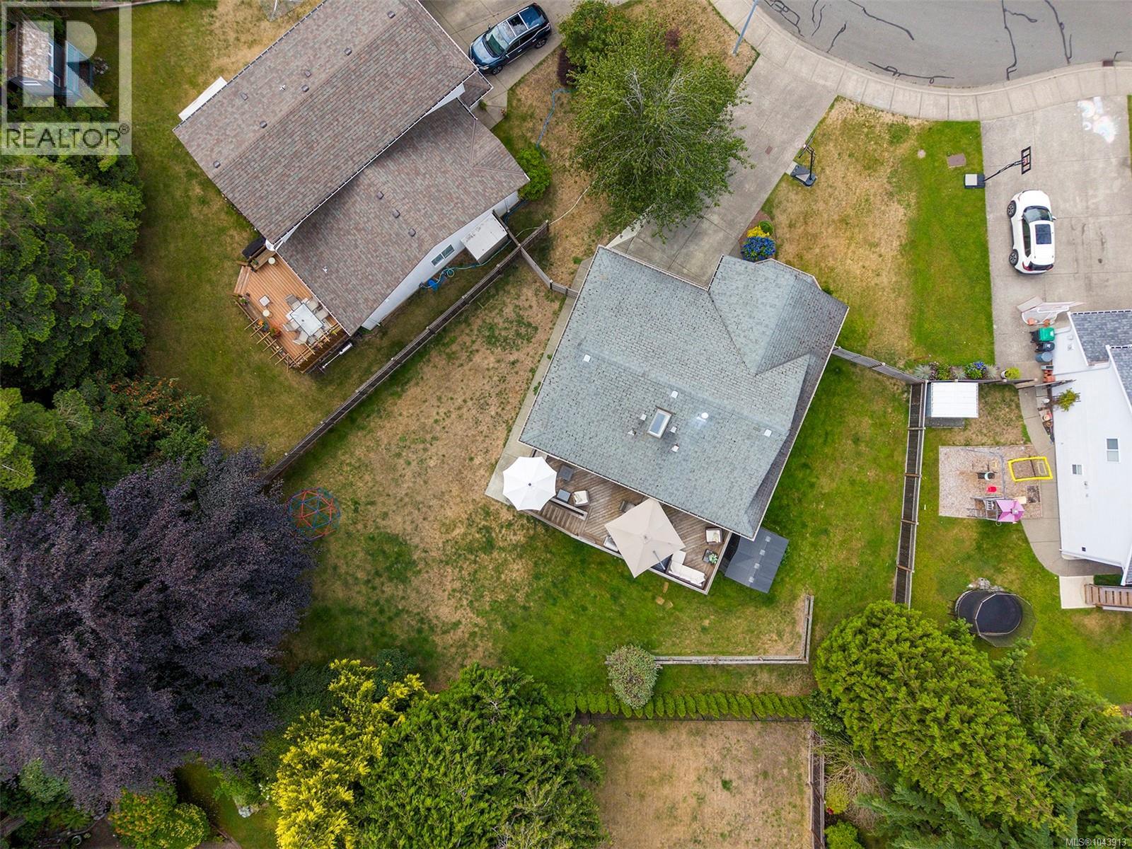 2221 HERON Cres - 44