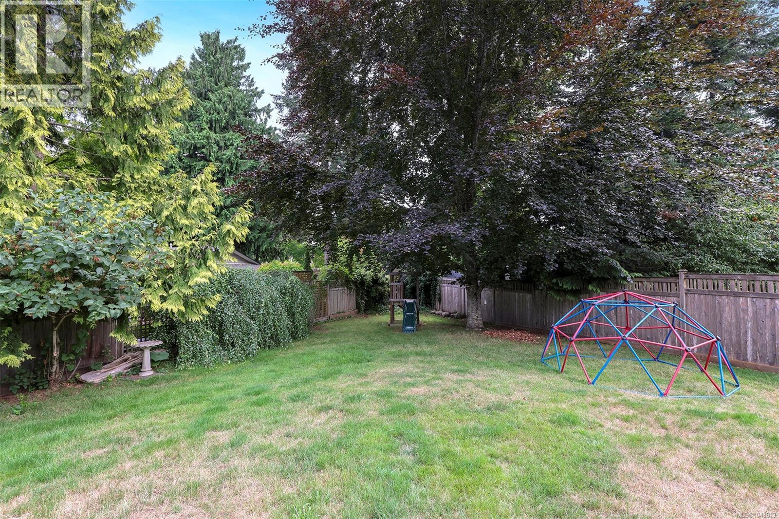 2221 HERON Cres - 43
