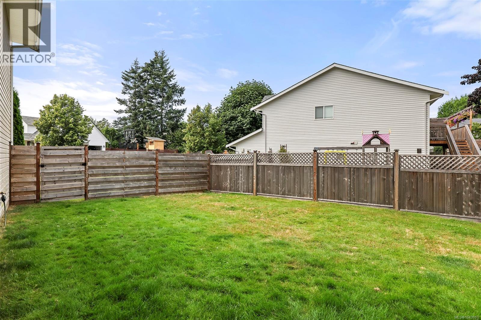 2221 HERON Cres - 42