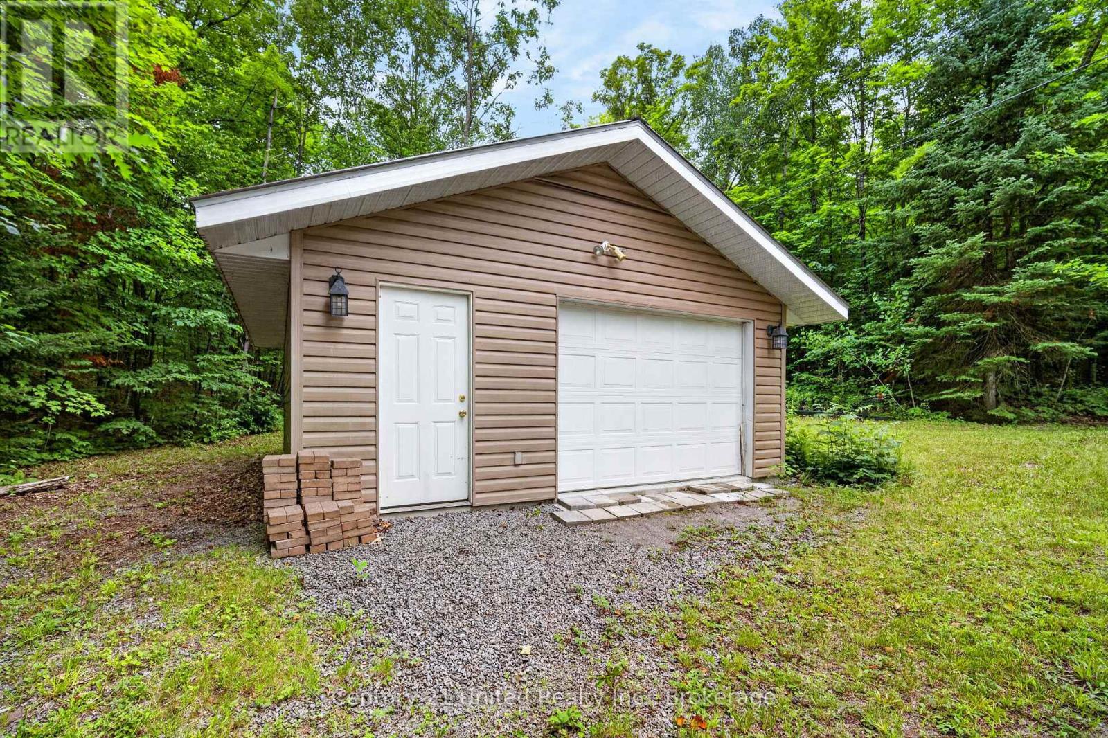 1047 REDWOOD LANE - 10