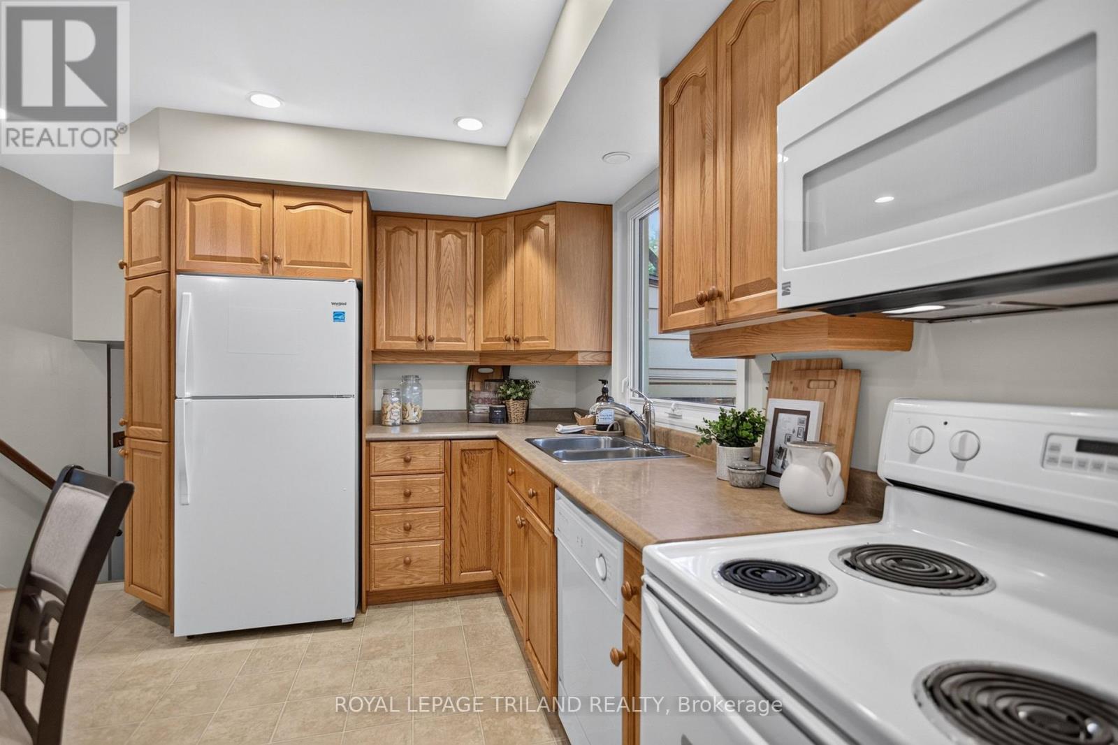 657 VISCOUNT ROAD - 14