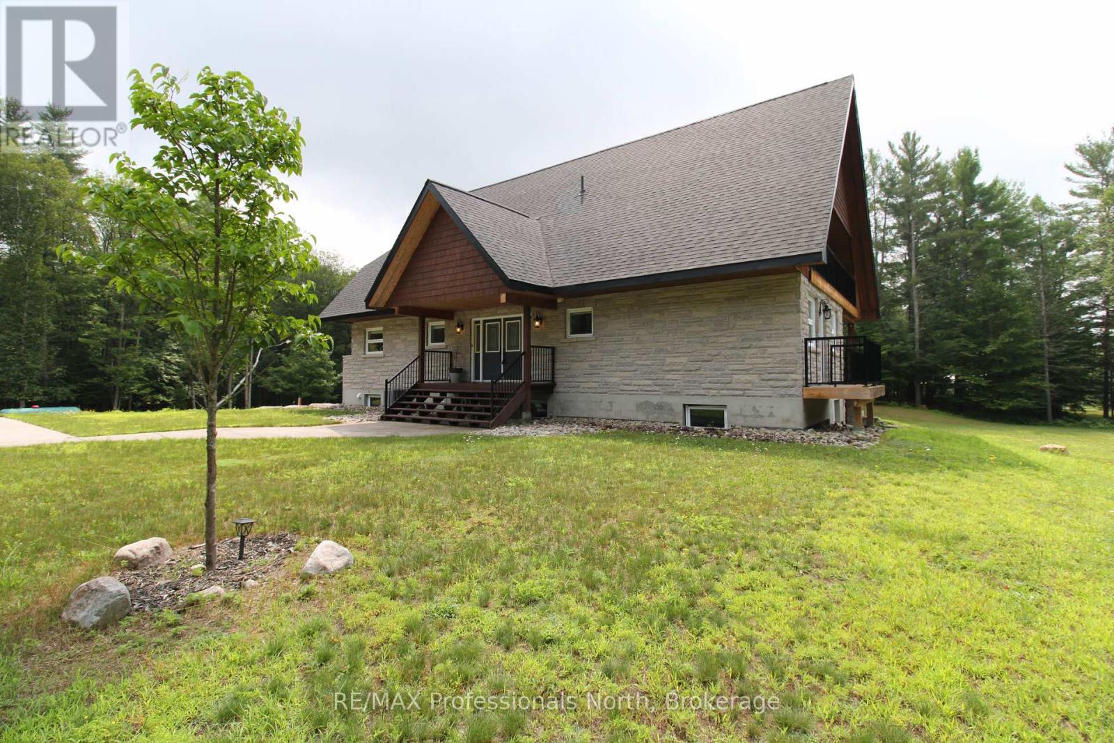1196 RAVENSCLIFFE ROAD - 2