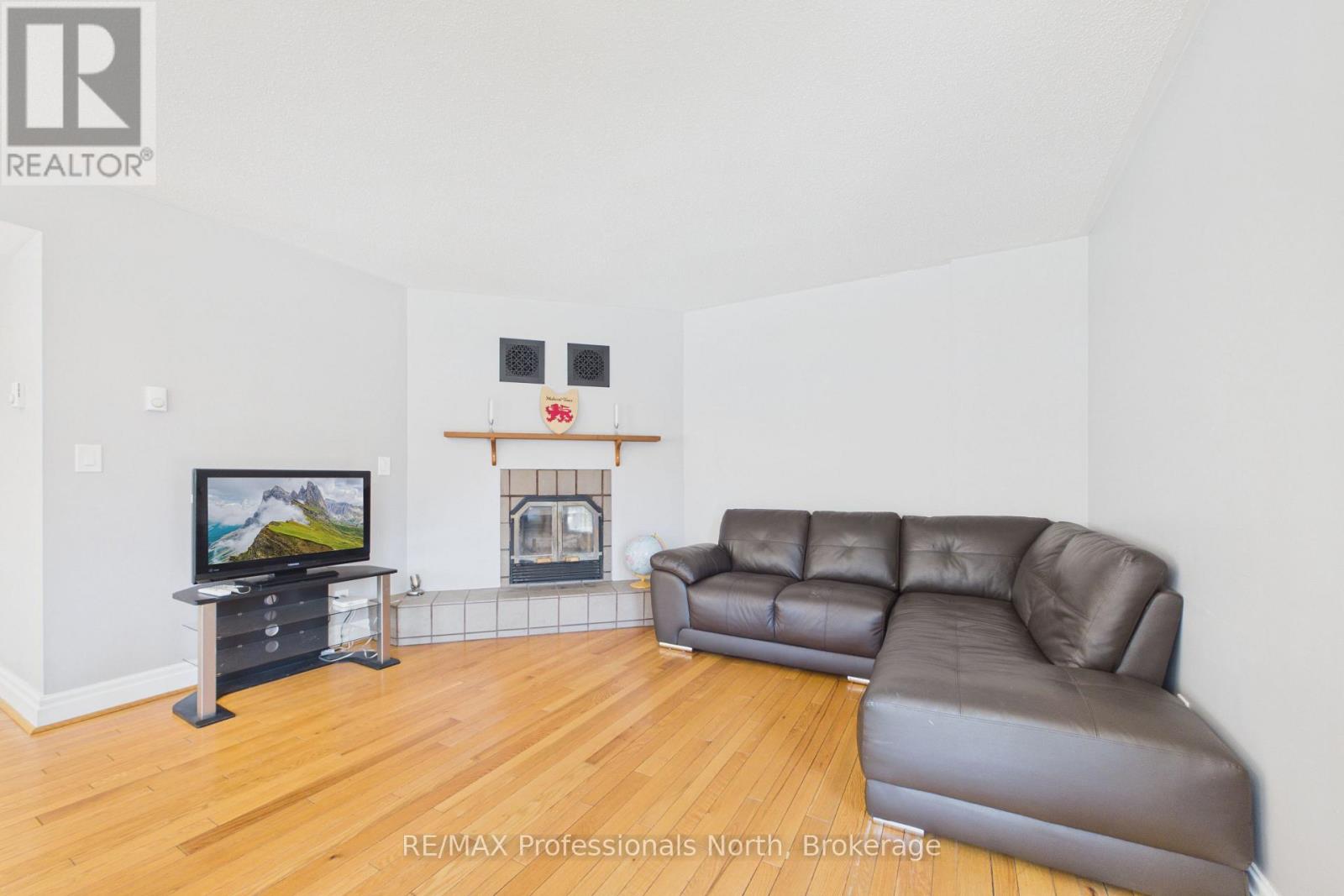 1196 RAVENSCLIFFE ROAD - 35