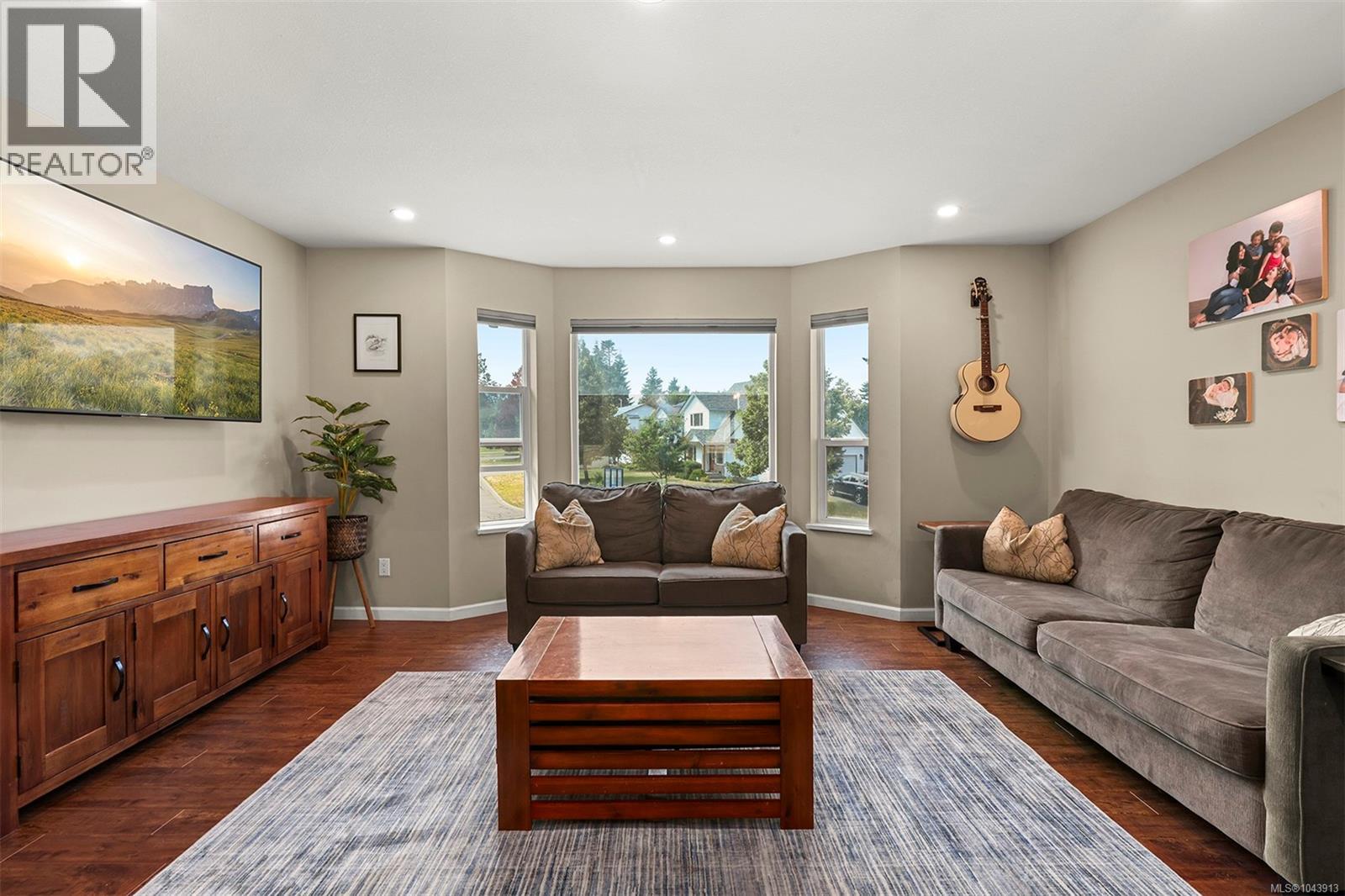 2221 HERON Cres - 2