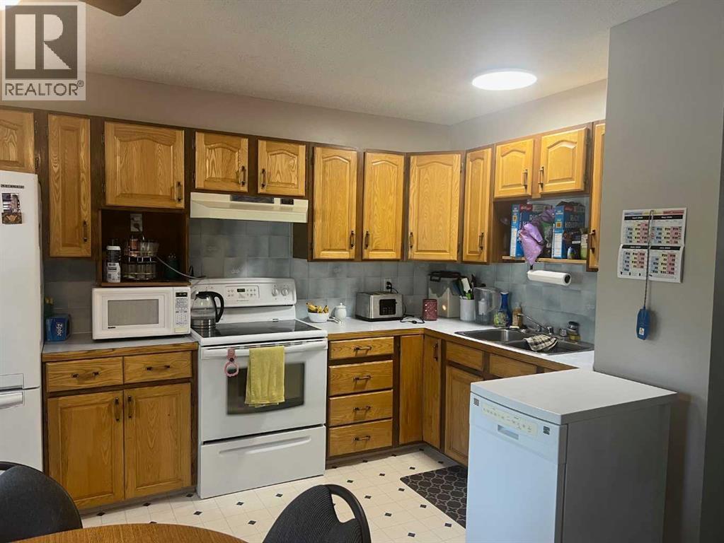 5811a 50 Street N - 14