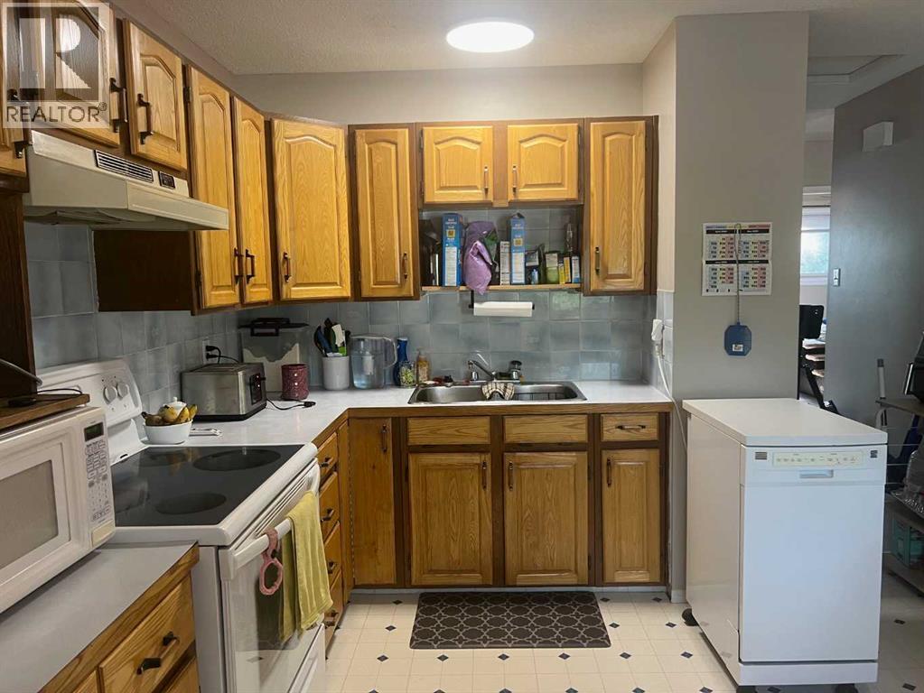 5811a 50 Street N - 16