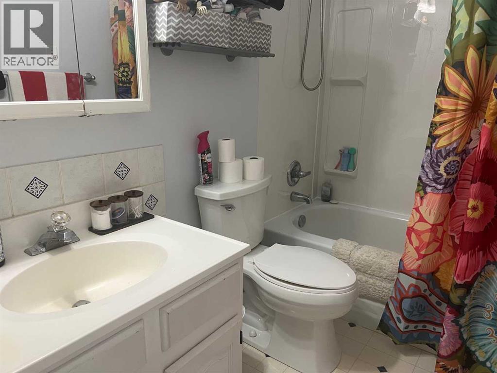 5811a 50 Street N - 19